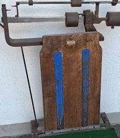 Alte Waage mit Holzbrett und Metallteilen