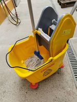 Chariot seau et essoreuse à serpillière, capacité 30 litres.