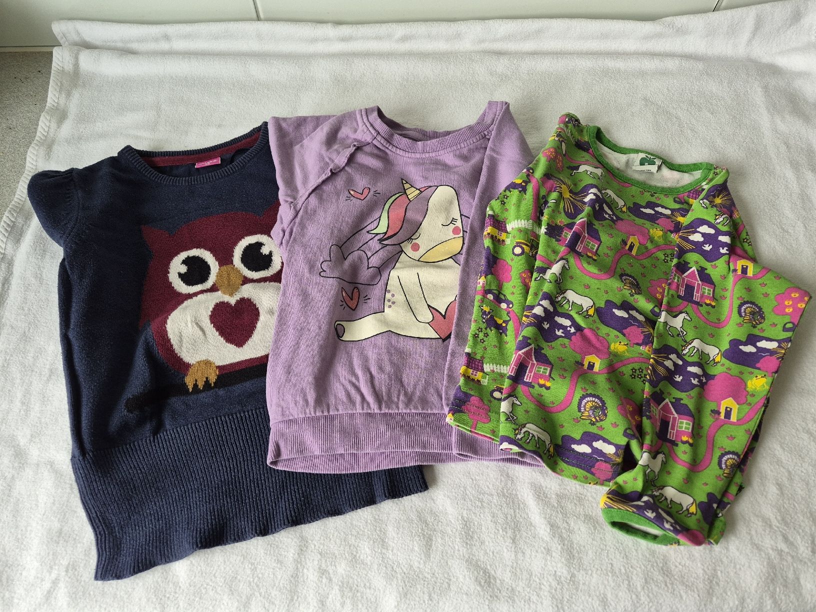 Lotti & Set di vestiti: 3 T-Shirts/ Pullover Mädchen, Grösse 104 – Usato da Hinterkappelen venduto da Anbal