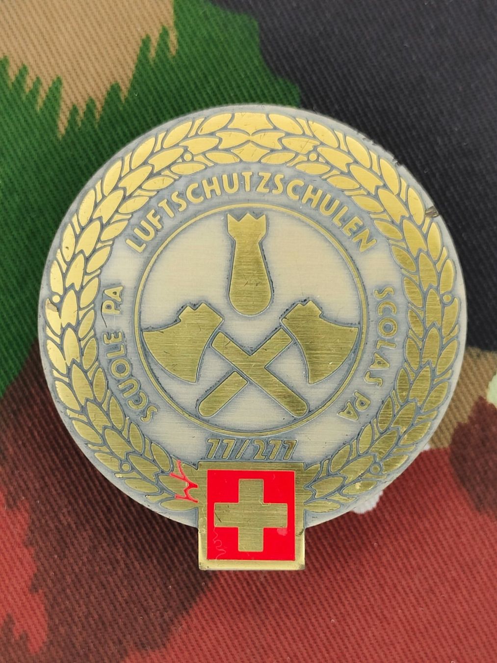 Schweizer Armee Placchette & Badge: Béretemblem Luftschutzschulen 77/277 – Usato da Bauma venduto da SwissMilitaria