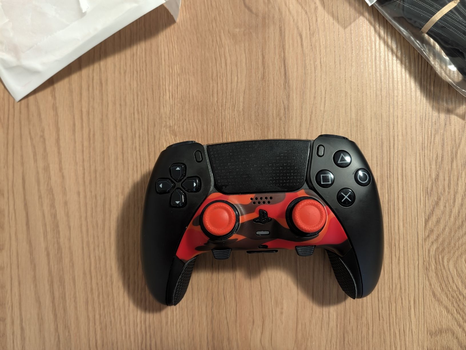 Sony Custodie protettive: PS5 Dualsense Edge Abdeckung rot camouflage – Nuovo (secondo la descrizione) da Wettingen venduto da miguel.mca 1