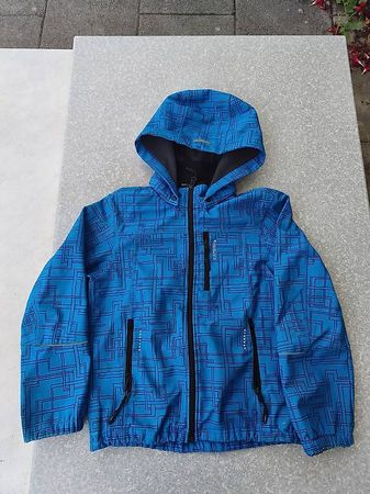 Softshell Jacke mit Kapuze in Grösse 140