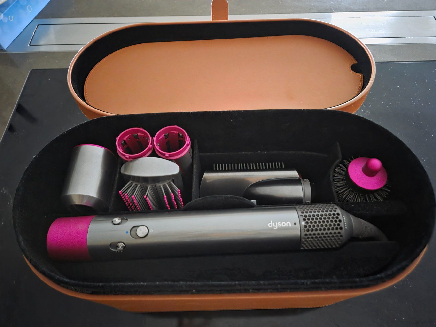 Dyson Asciugacapelli: Dyson Airwrap Volume+Shape Complete (Fuchsia)+Extra-Augsätze – Usato da Rotkreuz venduto da cat.dra 6