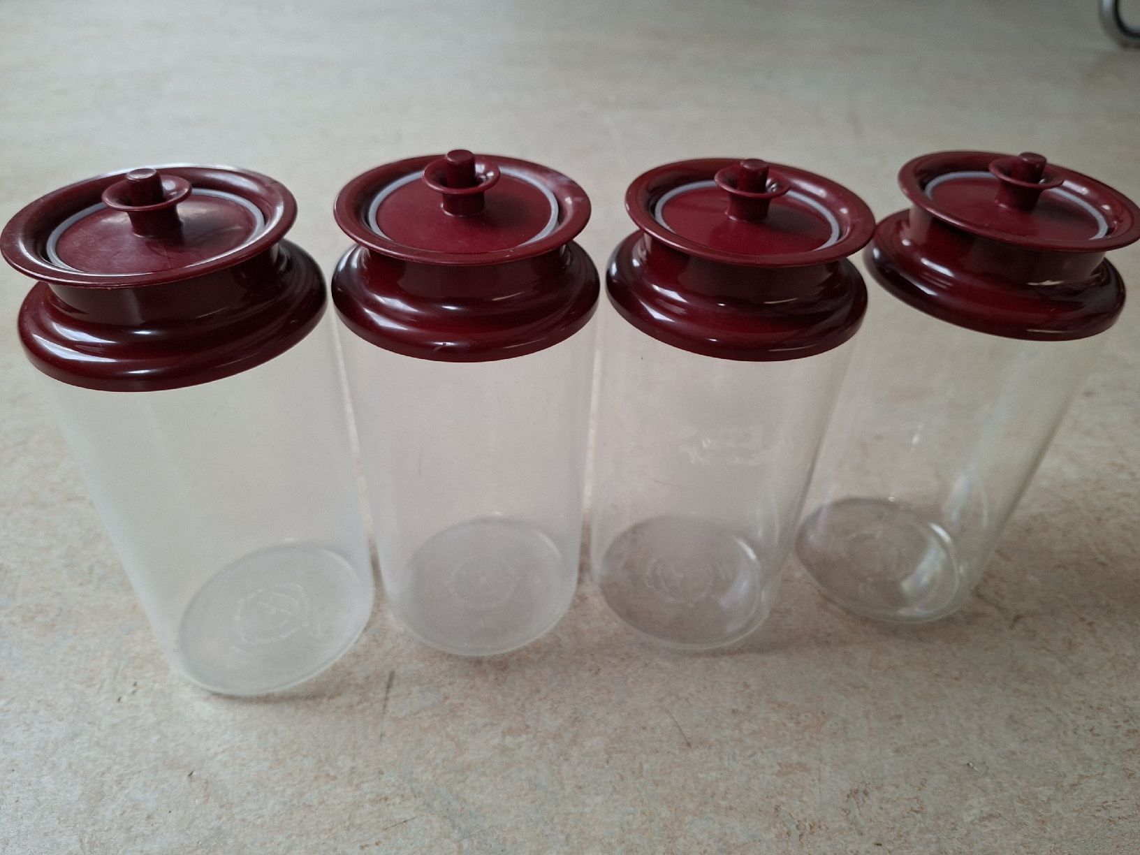 Tupperware Contenitori & Simili: Tupperware Vorratsbehälter, 4 Stk., Rot / Klar 1 Liter – Usato da Klingnau venduto da vollmond36 2