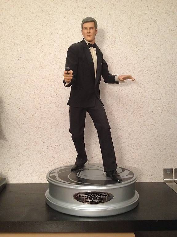 Statuette: SIDESHOW PREMIUM JAMES BOND ROGER MOORE – Usato da Geneve venduto da tigre69 2