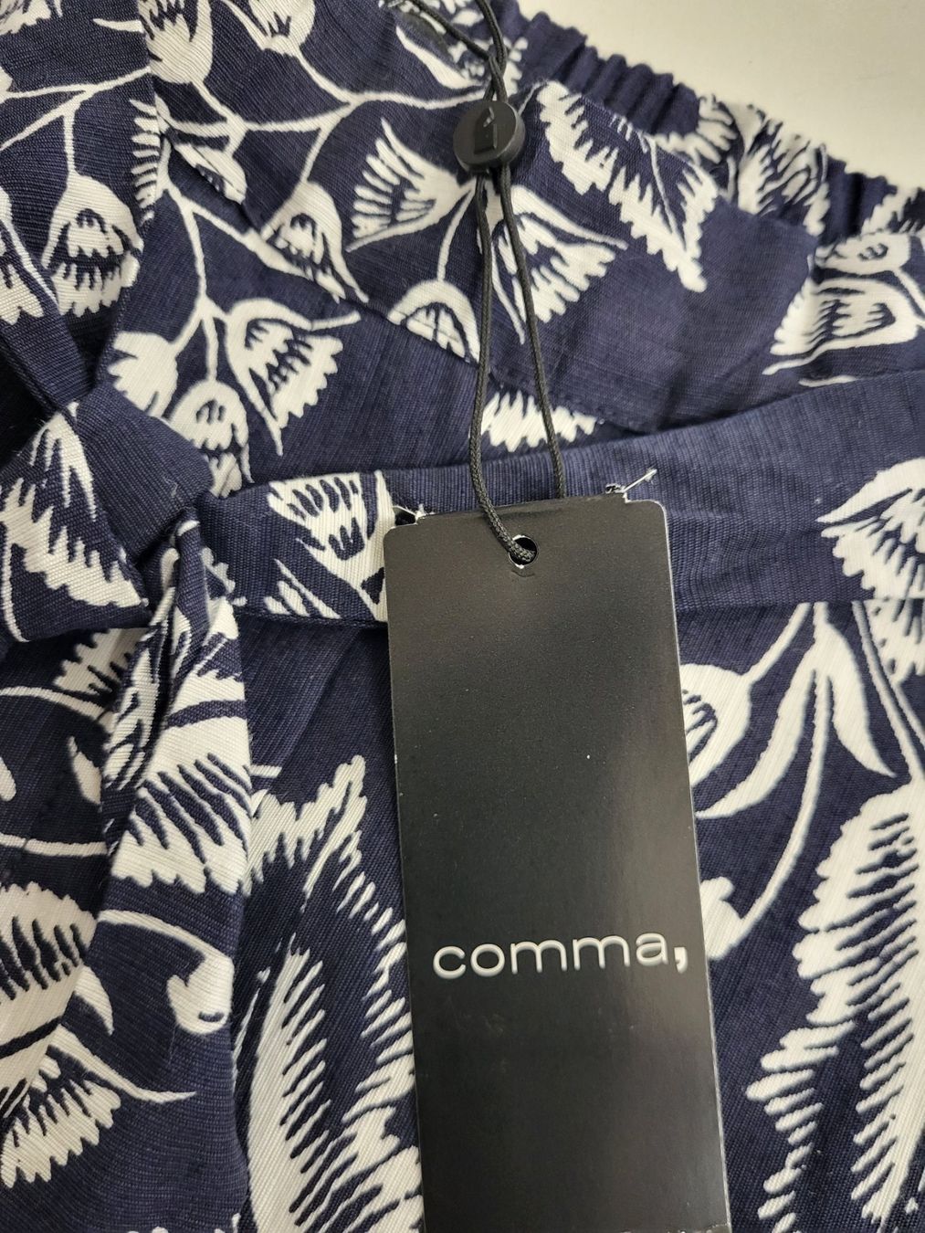 Comma Hosen: COMMA Bermuda,Neu,Gr.38,24.90 statt 99.90 – Neu und originalverpackt aus Avenches von FashionFactoryOutlet 1