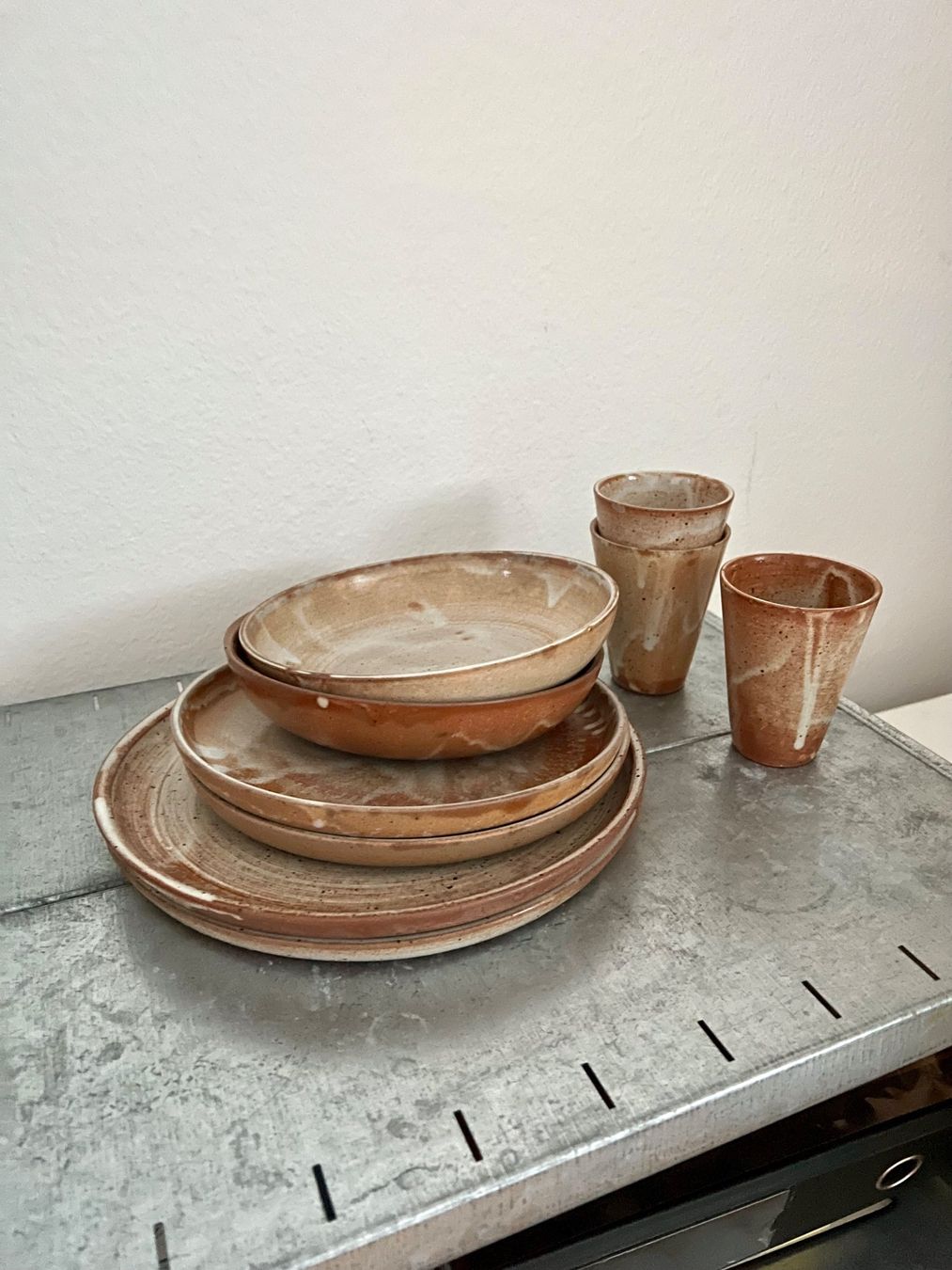 Set di piatti: Keramik Geschirr Set, handgedreht – Usato da Zürich venduto da Fiorella_Pomodoro