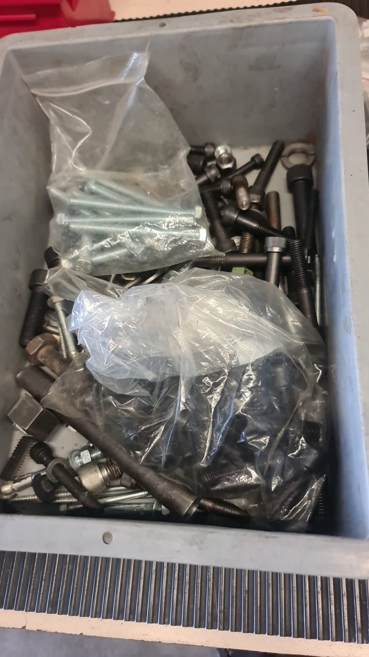 Tutti gli attrezzi: verschiedene Metallschrauben – Usato da Egerkingen venduto da ogi3131
