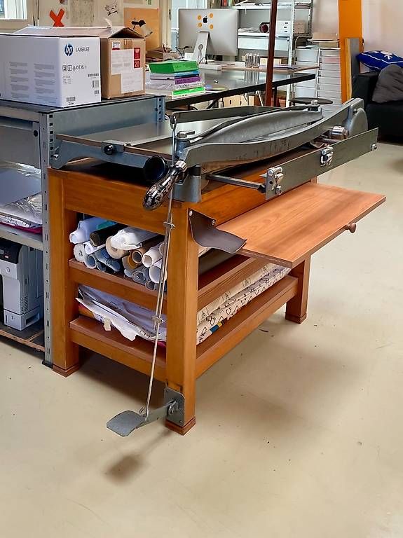 Toutes les machines: Schneidemachine / Professionelle Pappschere – D'occasion à Bern par Zweckdienlich