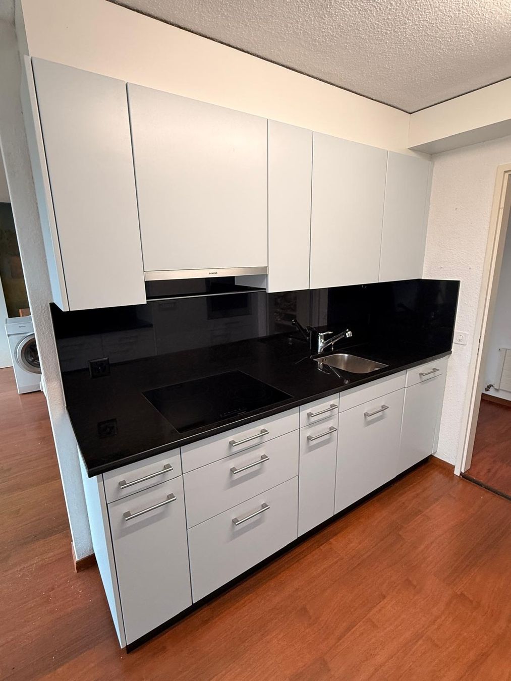 Cucine complete: Schreinerküche mit schwarzer Granit-Arbeitsplatte & Geräte  – Usato da Zunzgen venduto da Fleksi
