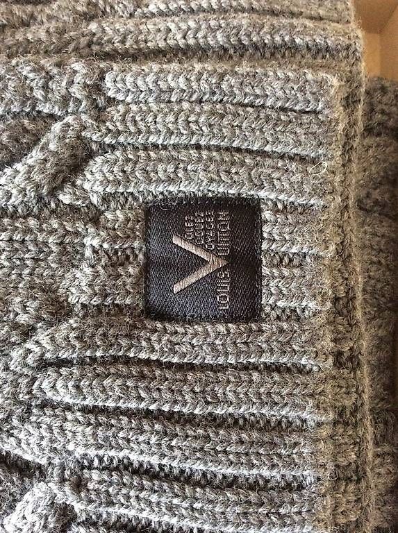 Louis Vuitton Sciarpe: Écharpe en laine V Louis Vuitton – Nuovo e nell'imballaggio originale da Bouveret venduto da seb_rjx8 2