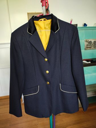 Turnierjackett dunkellila, gelbes Innenfutter, Gr 40