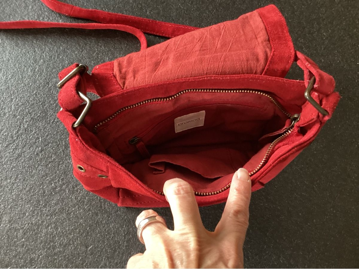 Taschen für Damen: Wildledertasche rot – Gebraucht aus Ittigen von franzis6 2