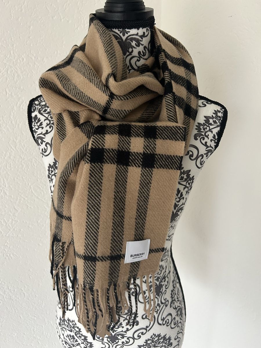 Burberry Foulard & Sciarpe: Sciarpa BURBERRY – Nuovo (secondo la descrizione) da Locarno venduto da Matic04 2