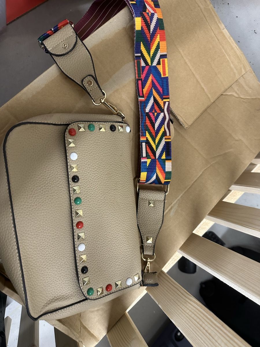Borse da donna: Beige Ledertasche mit farbigen Nieten – Usato da Zürich venduto da kri_6t8y 1