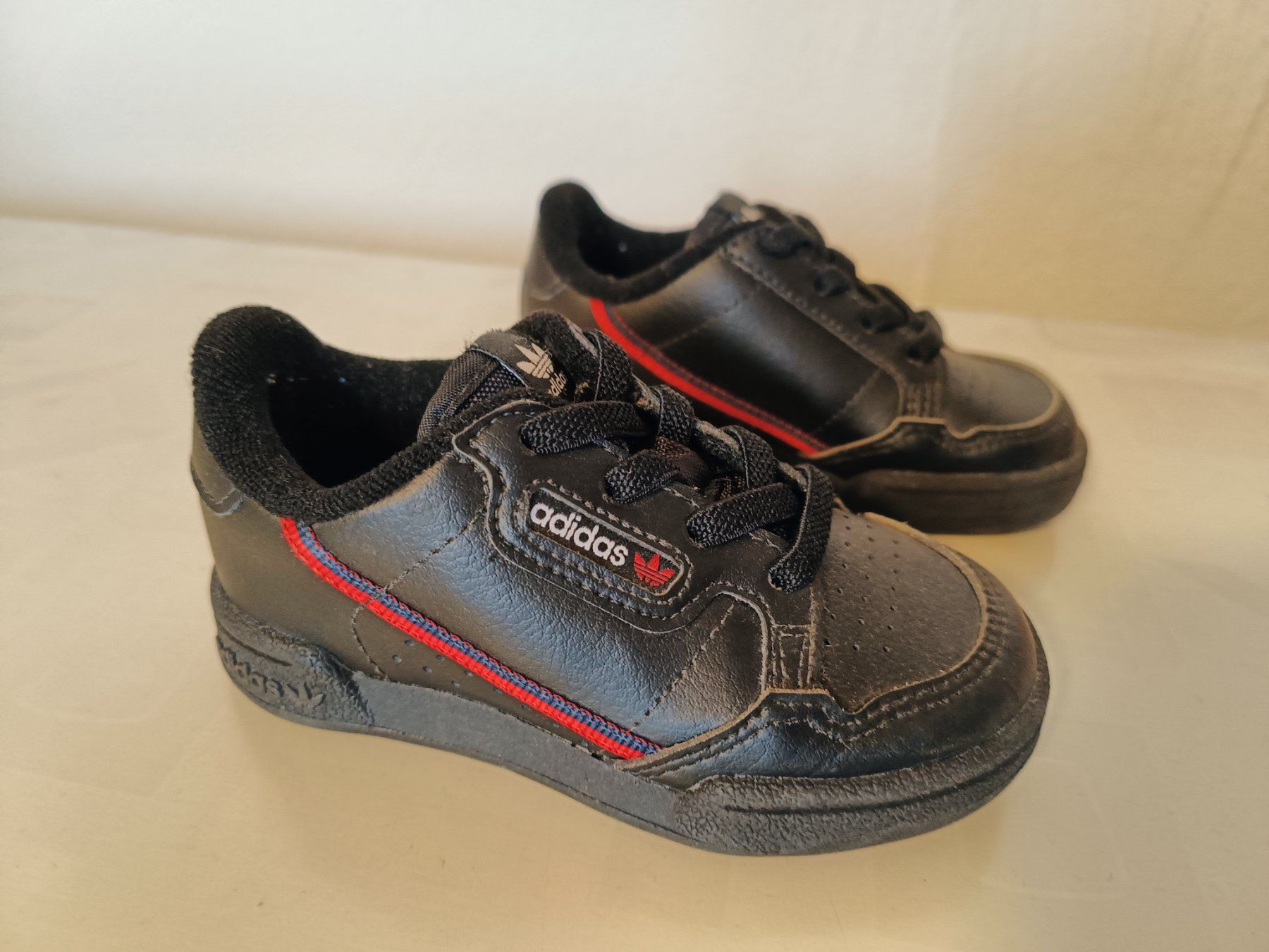 Adidas Scarpe per ragazzi: Adidas Sneaker Gr 22 Kinder Schuhe schwarz – Usato da Oberhofen Thun'see venduto da cri_6md2