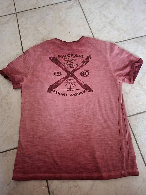 T-shirt: Rotes T-Shirt Tom Tompson – Nuovo (secondo la descrizione) da Gurzelen venduto da sim_rsz9 1