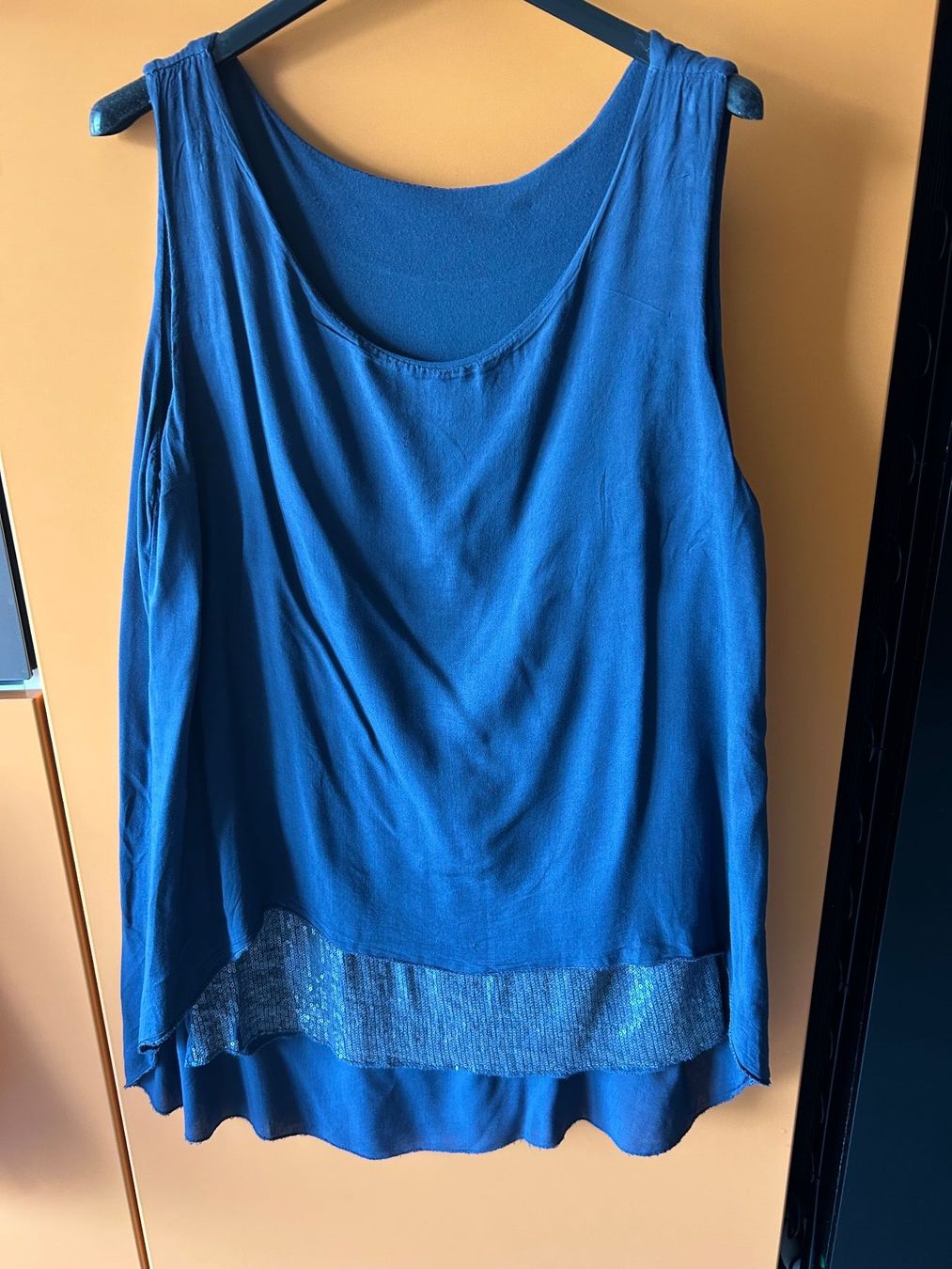 Top: Top élégant blue avec des paillettes gr. M – Nuovo (secondo la descrizione) da Arbedo venduto da nadia1973