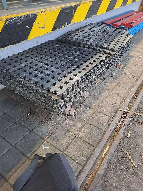 Bodenbeläge: Bodenplatten / Bodenschutz / Parkplatz / Bodengitter – Gebraucht aus Weinfelden von has_np8v 1