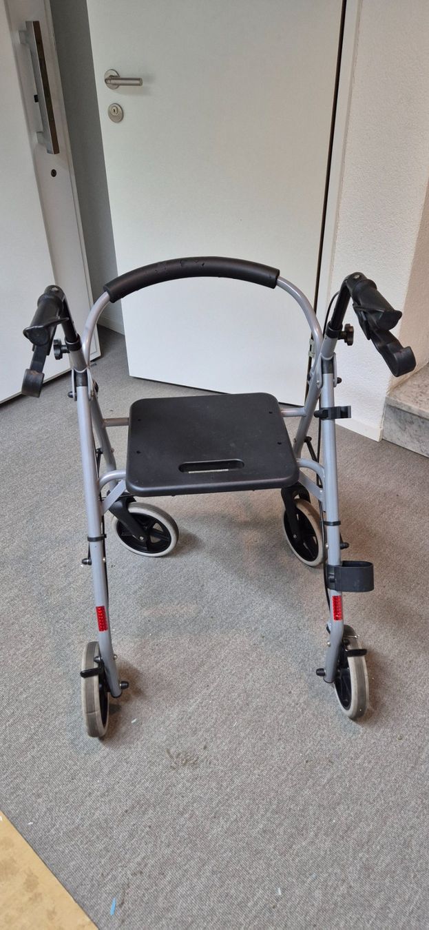 Aides à la marche: Rollator – D'occasion à Huttwil par Hpb7