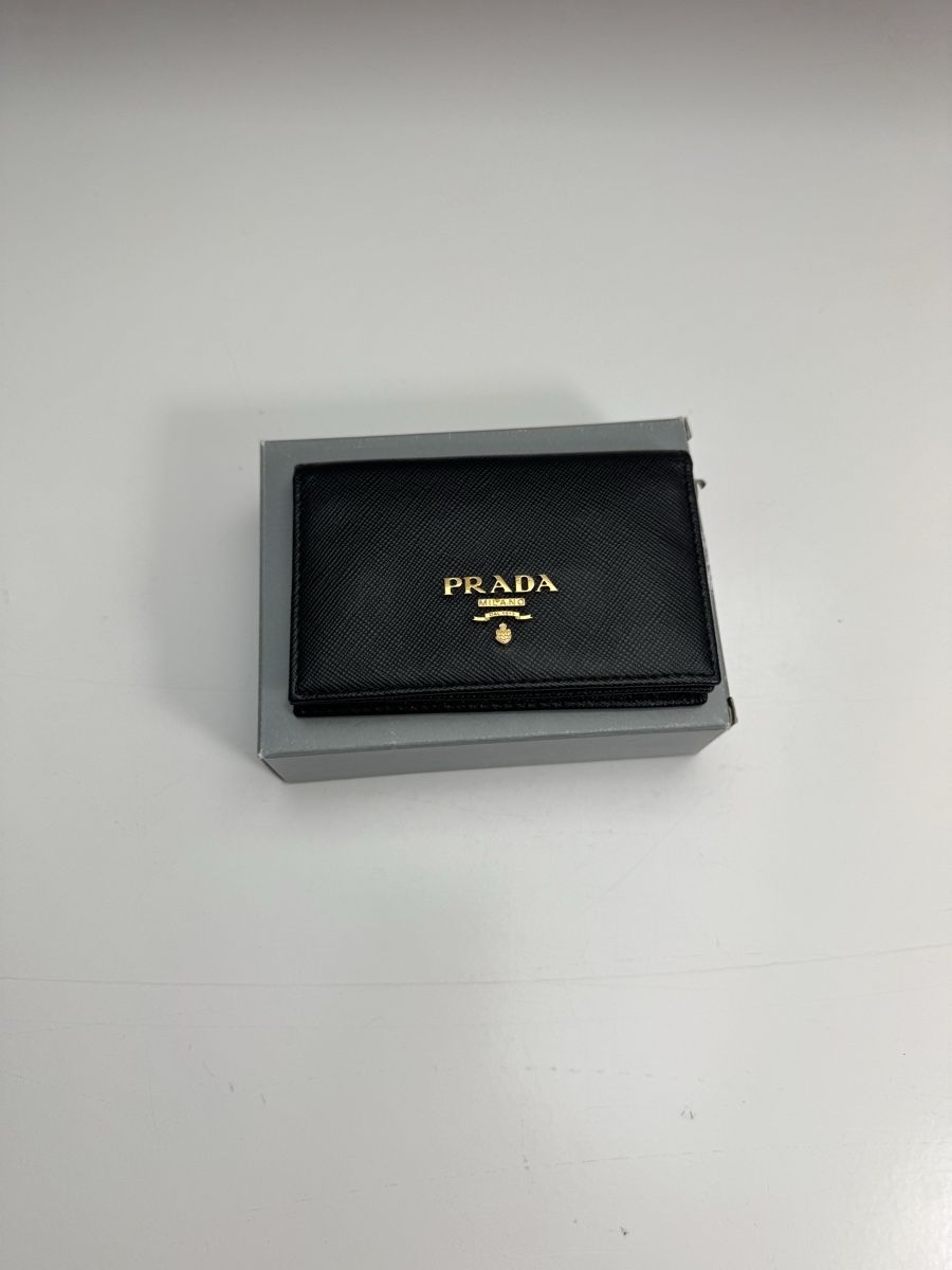 Prada Portefeuilles: Authentic Black Prada Card Holder, with Box - Pristine! – D'occasion à Hurden par rac_wyf8