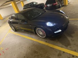 Personenwagen Porsche Panamera Turbo S schwarz 2011