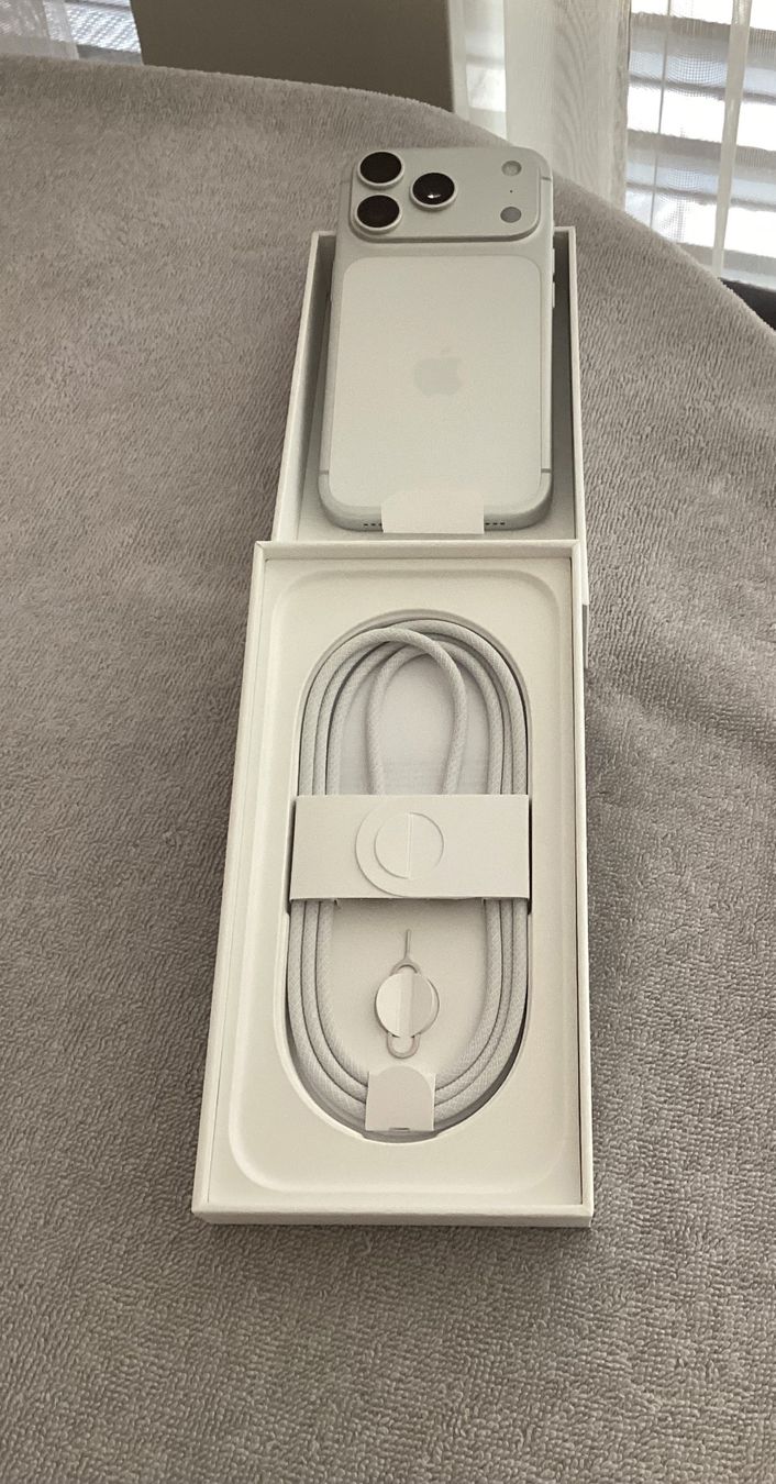 Apple Telefoni cellulari / Smartphones: Apple iPhone 17 Pro 256 GB, Silber, noch neu – Nuovo (secondo la descrizione) da Affoltern am Albis venduto da Sspiridon 2