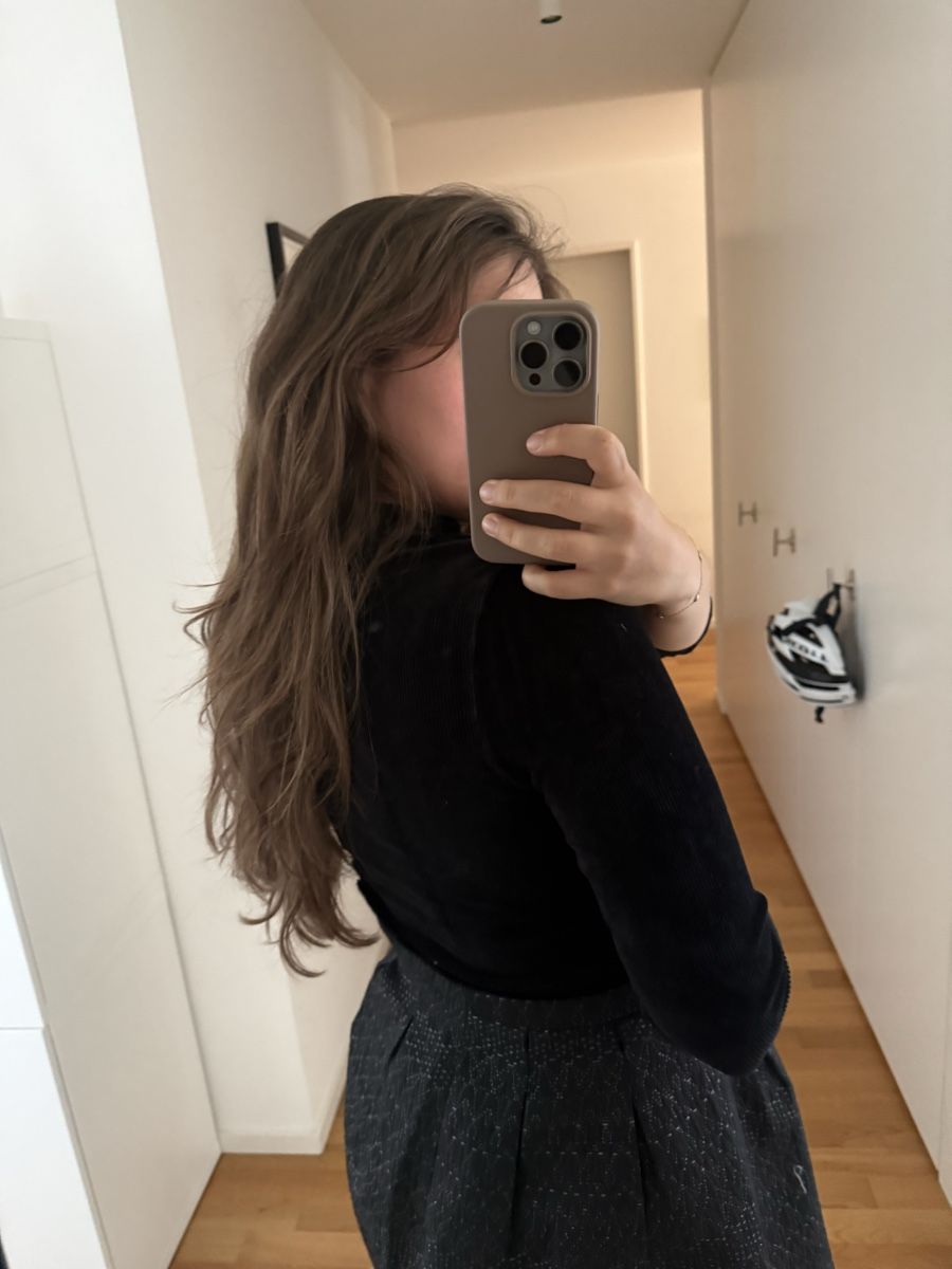 Maglioni & Felpe: Damen Rollkragenpullover schwarz Grösse XS velours – Usato da Uster venduto da CharlotteVN 2