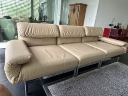 Elegantes Rolf Benz Sofa PLURA mit Hocker, Leder, Beige