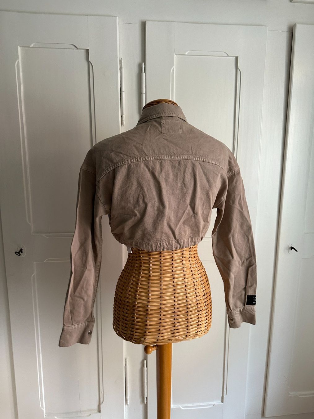 Bershka Jacken: BERSHKA - cropped Jacke beige XS – Gebraucht aus Zürich von Diazaio 2