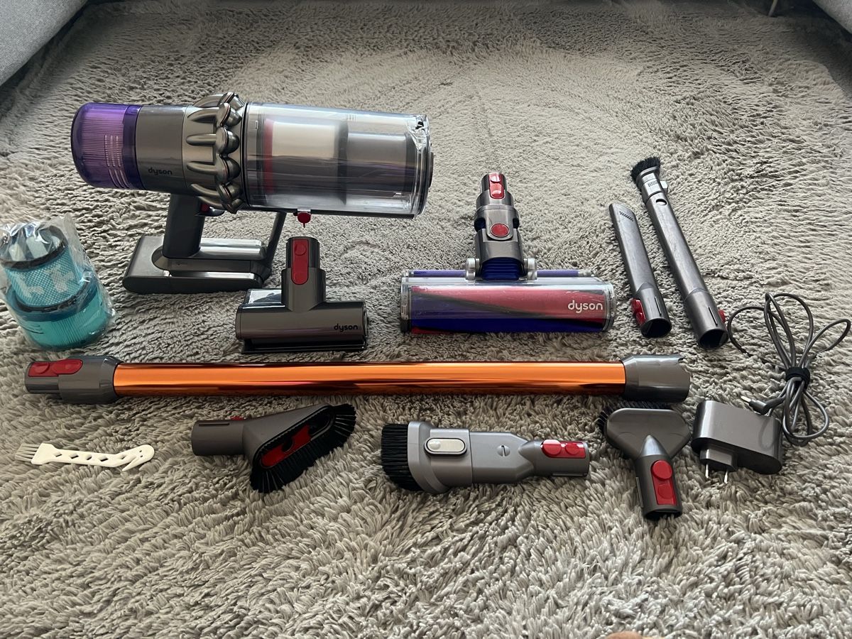 Dyson Aspirateurs & Accessoires: Dyson V11 Absolute ✅ accessoires ✅ batterie ✅ – D'occasion à Vauderens par Sah-C1995