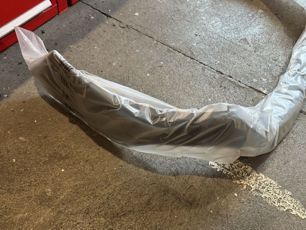 Renault Tutti pezzi di ricambio auto: Renault Trafic Stosstange vorne oberer Teil – Usato da Uetikon am See venduto da Bronco87 2