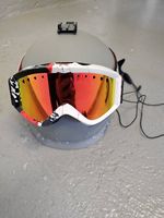 Snowboard Helm und Brille