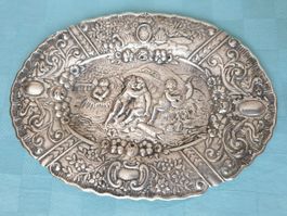 Teller Punzen verziert mit Puttis