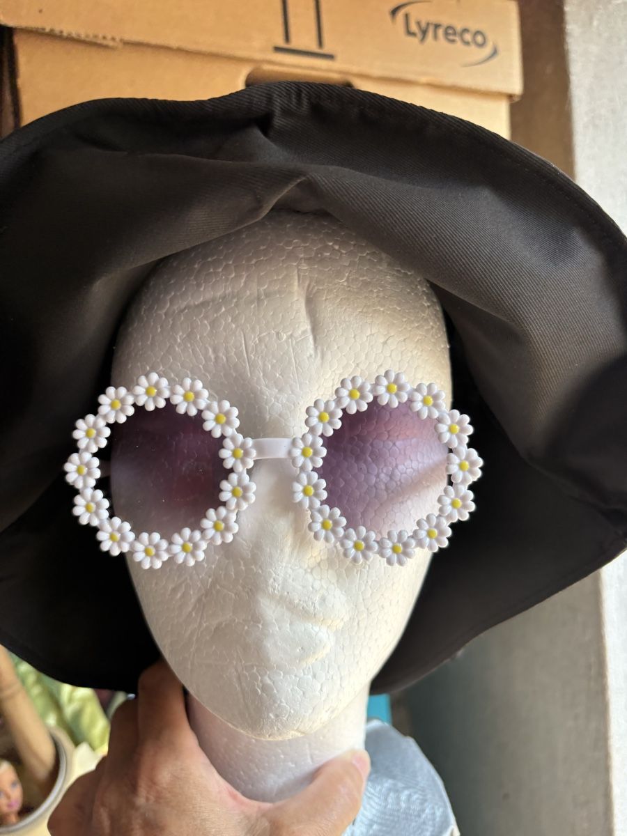 Occhiali & Lenti: Sonnenbrille mit Blumen weiss neuwertig – Nuovo (secondo la descrizione) da Zürich venduto da Sundaygirl