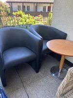 Schwarze Ledersessel, 2 Stk. inkl. Beistelltisch 
