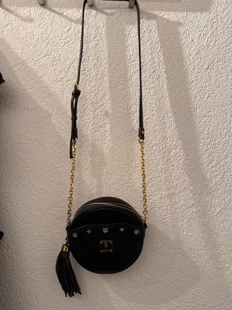 MCM Umhängetasche Rund Schwarz Leder Gold Details 