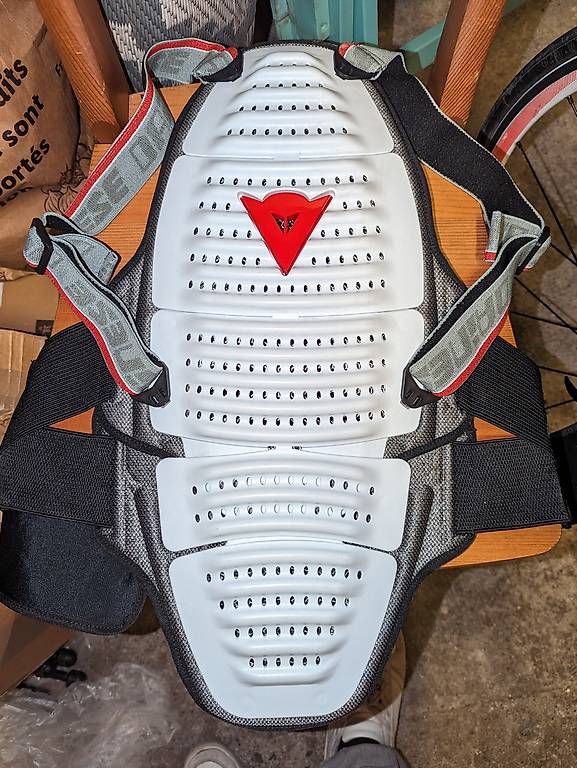 Schutz & Schoner: WAVE 13 D1 AIR RÜCKENPROTEKTOR - Neuwertig – Gebraucht aus Zürich von YogaMatt