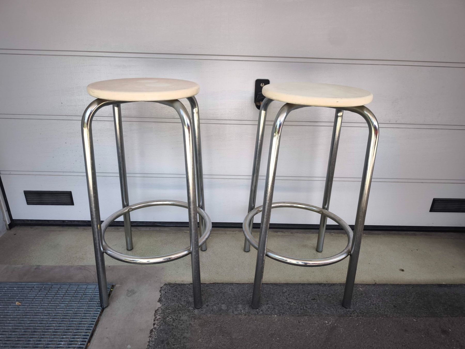 Sgabelli: 2 ultra stabile Barhocker (H: 75cm) – Usato da Winterthur venduto da Olaf4weiss