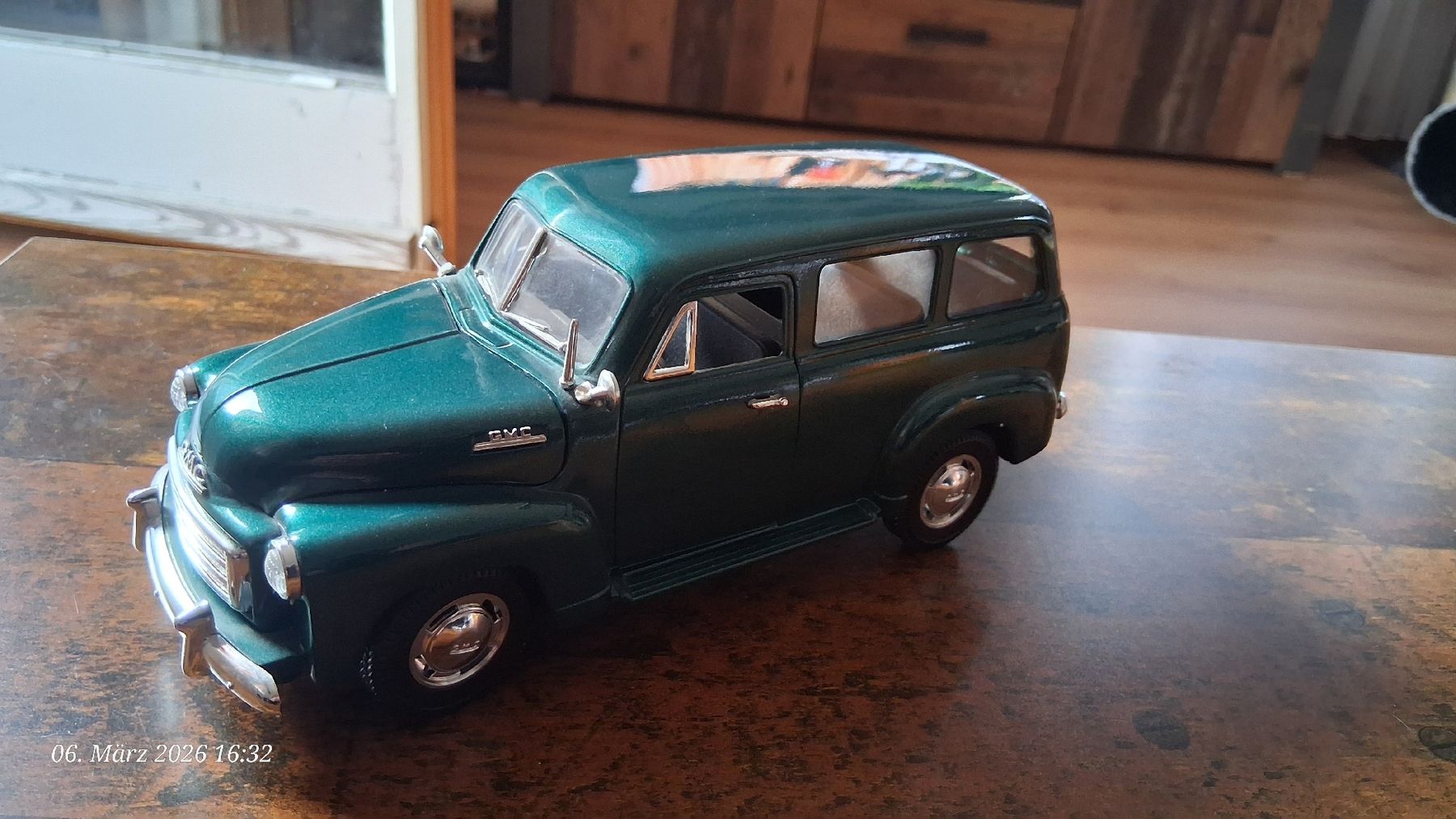 GMC Modellini d'auto: 1:18 GMC Carryall Suburban – Usato da Wolfenschiessen venduto da 2-stroke-garage