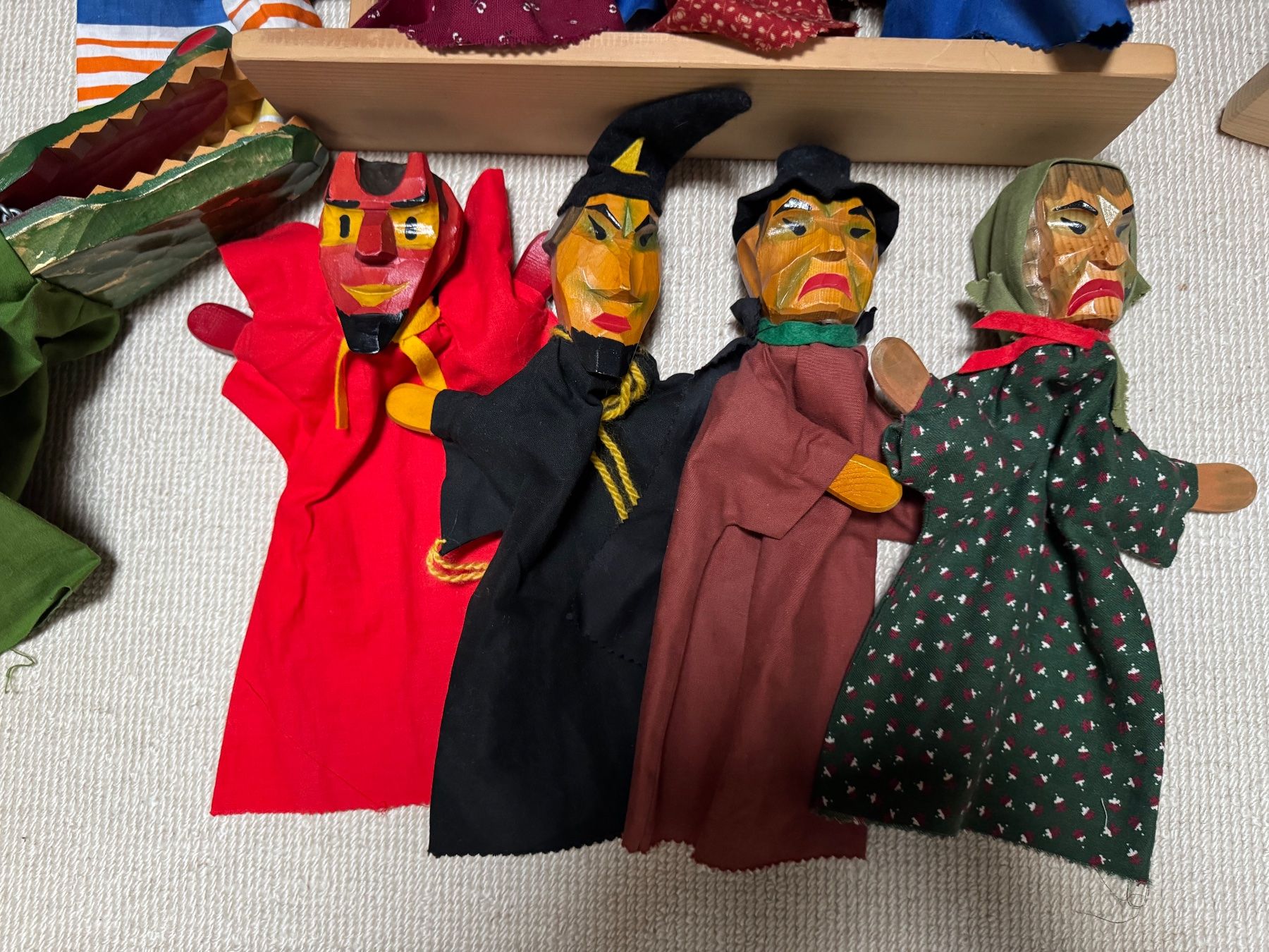 Statuette: 21 handgeschnitzte DECOR Handpuppen mit Theater – Usato da Zürich venduto da azi_93g1 3