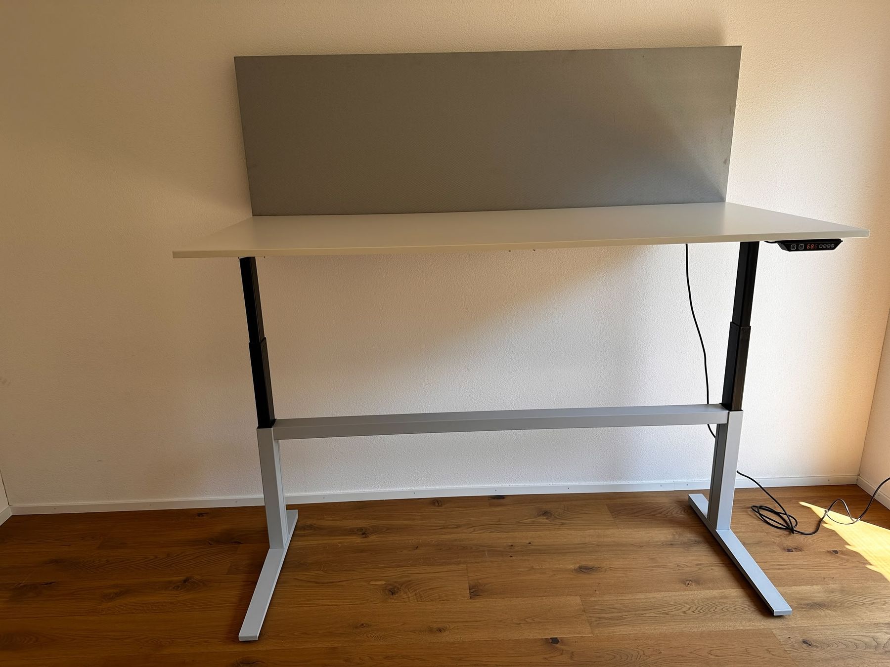 Bureaux: Stehpult - elektrisch verstellbar  – D'occasion à Nottwil par amb2206 5