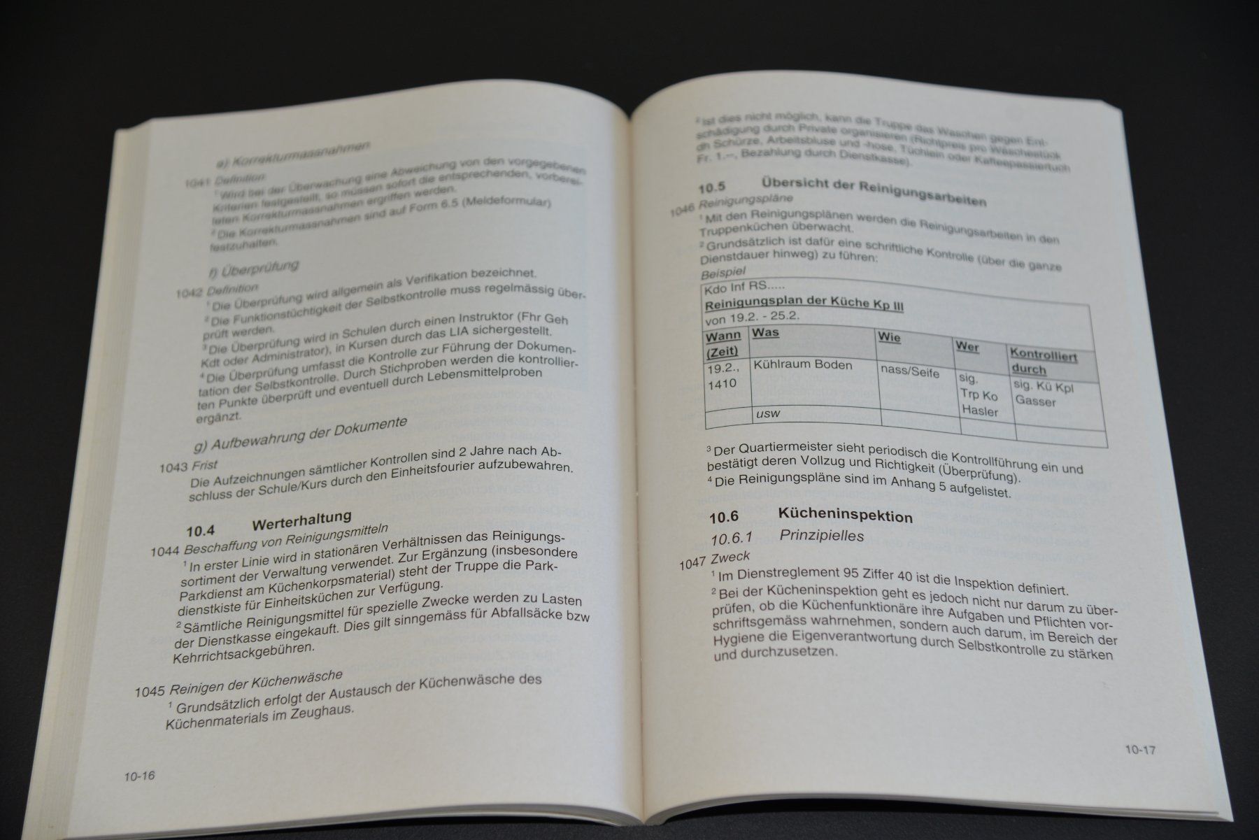 Libri: Reglement 60.1d, Truppenhaushalt – Usato da Lungern venduto da Kammer-Lungern 4