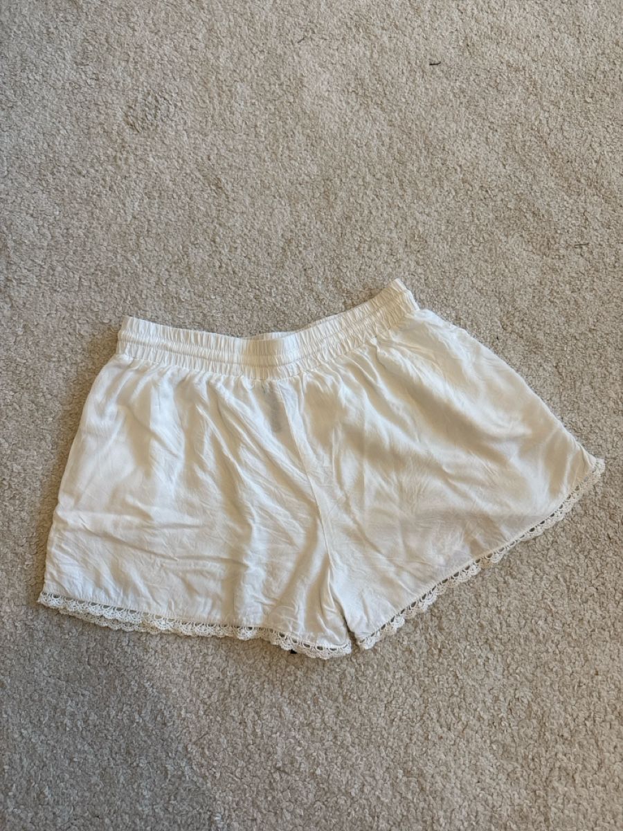 Pantaloni: Shorts weiss mit Spitzenbesatz – Usato da St. Niklausen LU venduto da car_2562 1