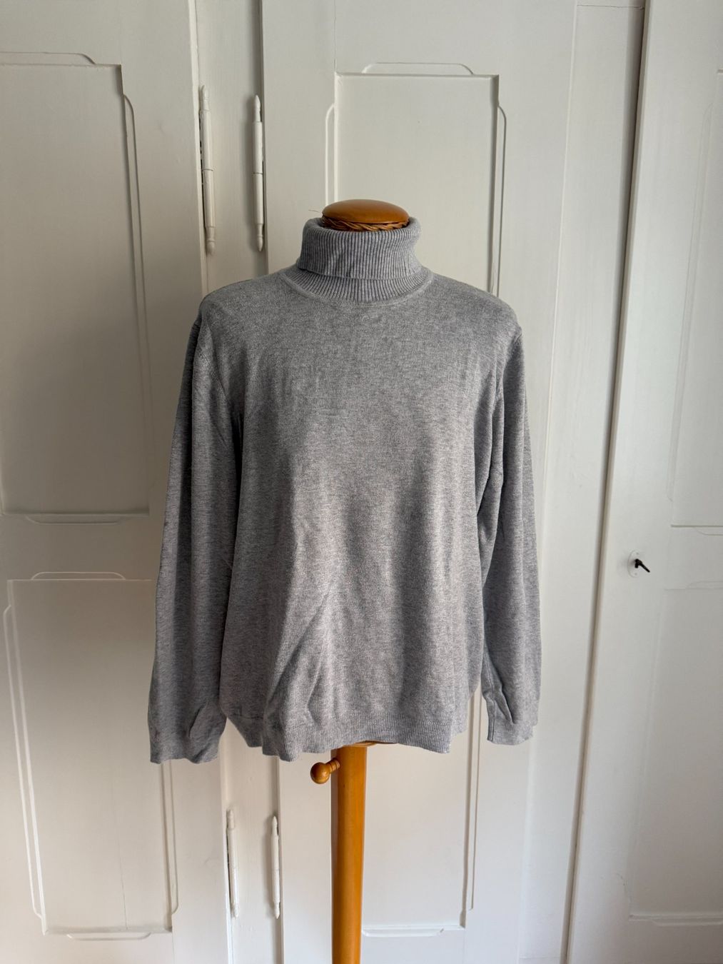 Pullover & Sweatshirts: Feinstrick Rollkragenpullover hellgrau L – Gebraucht aus Zürich von Diazaio