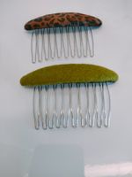 Zwei wunderschöne Haarkämme aus Stoff und Metall