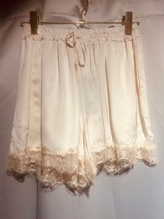 Leichte Shorts mit Seide