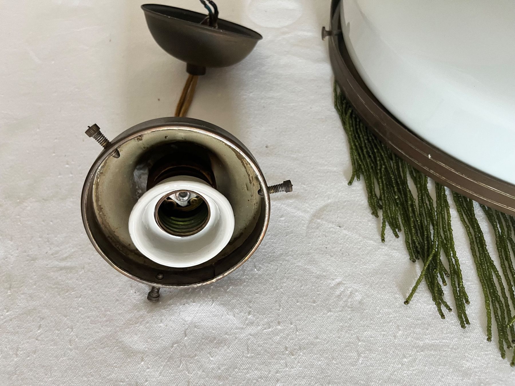 Kronleuchter & Deckenlampen: Antike Deckenlampe Glas weiss  Perlen Fransen und Messing – Gebraucht aus Uster von colmo 4