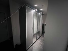 Grosser Kleiderschrank mit Spiegeltüren