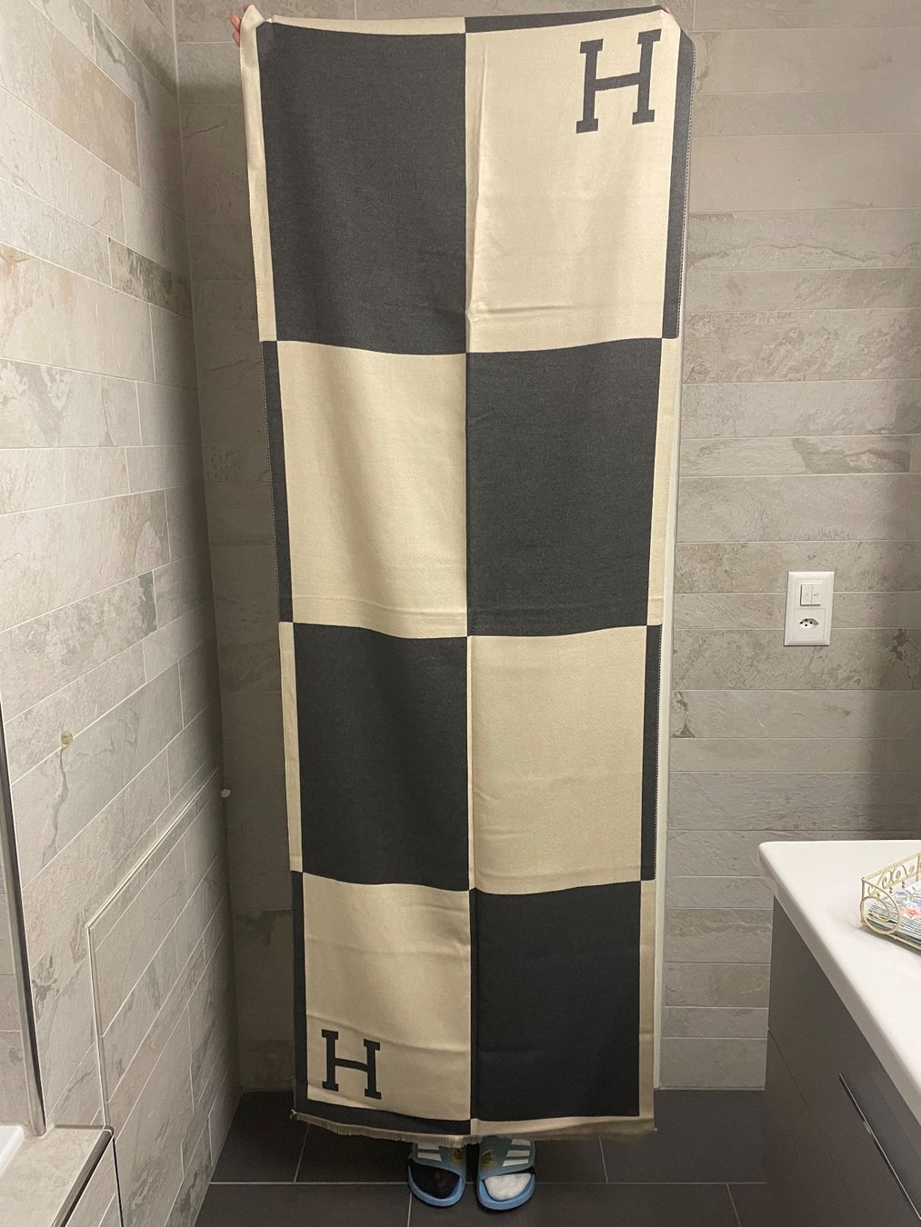 Foulards, Tücher & Schals: Beautiful “H” shawl/throw Dark Grey/ Cream Checkered Pattern – Neu und originalverpackt aus Buttikon SZ von trzurigo
